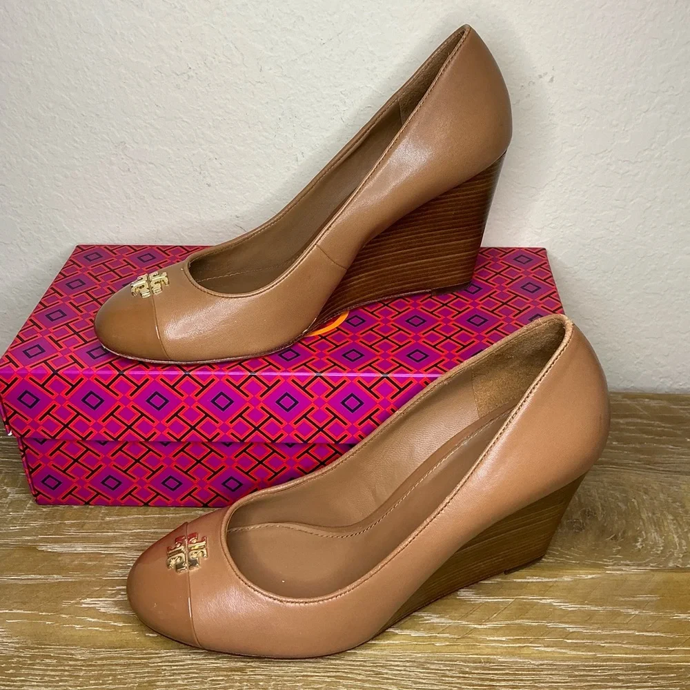 Tory Burch Jolie 85MM Closed Toe Wedge Nappa Patent Leather Royal Tan Size 8
